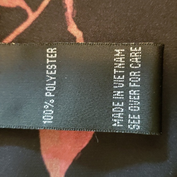 BCX Large Peep Shoulder Floral Blouse Red/Black - Picture 7 of 7